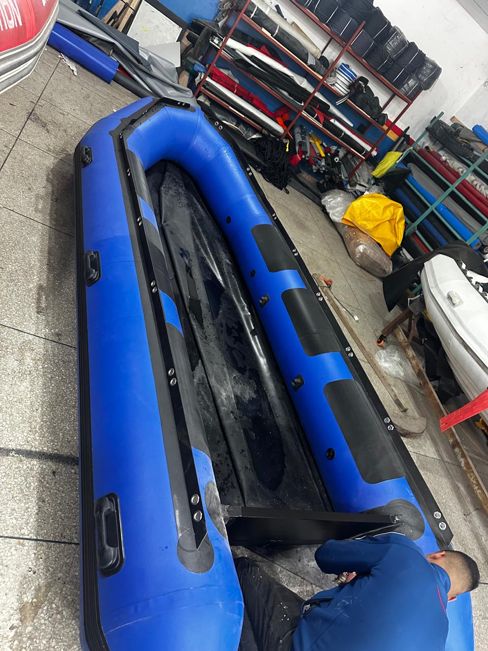 Bateau pneumatique bleu en atelier