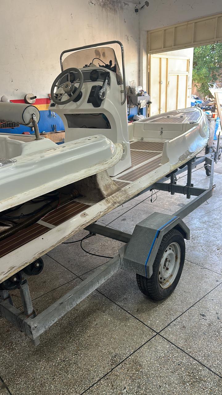 Réparation de bateaux pneumatiques en atelier
