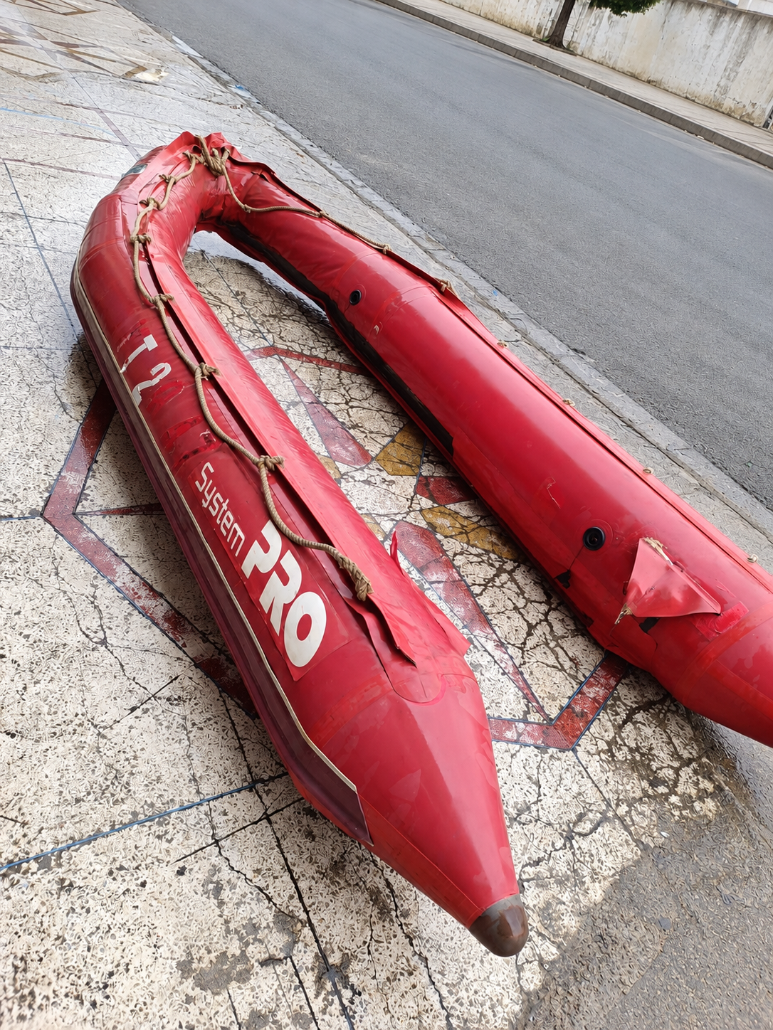 Avant : ancien flotteur rouge du Zodiac Pro déposé